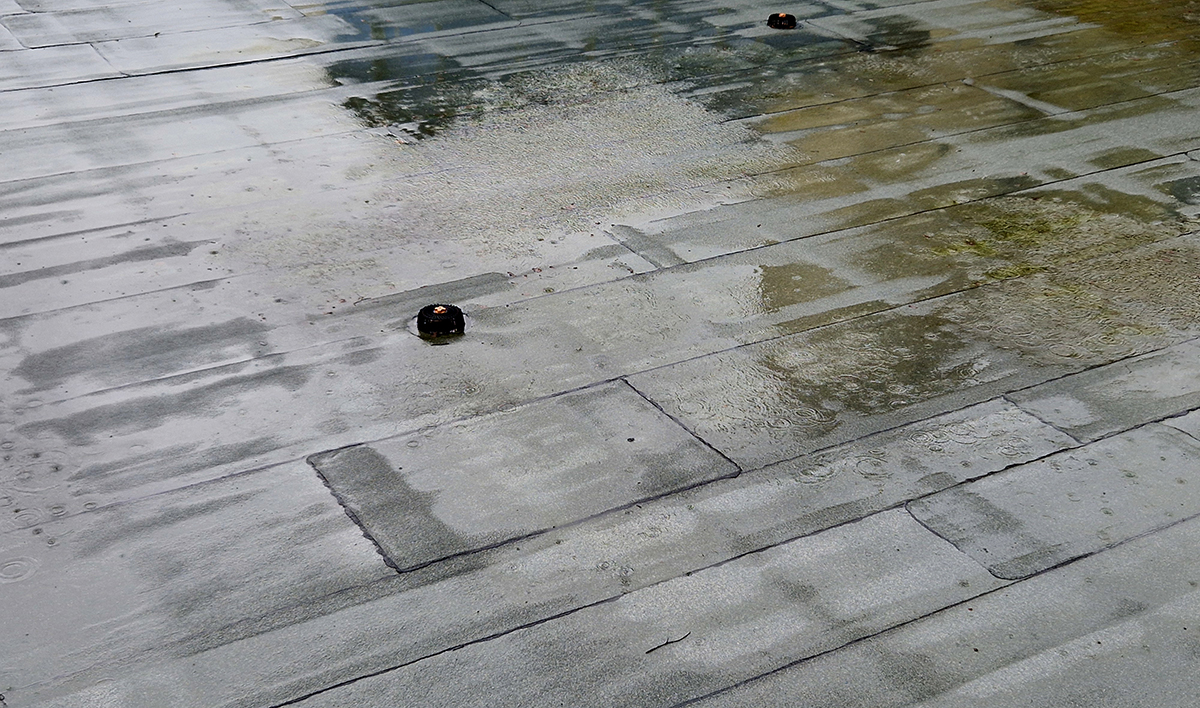 Asphalt Foil Roof Insulation Is Best Tested By Flooding It With